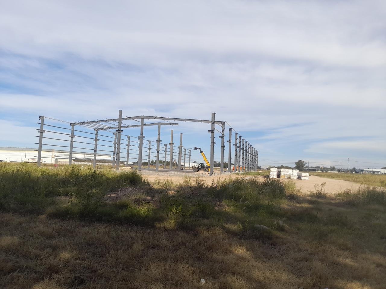 Soldadura profesional en estructura metálica industrial
