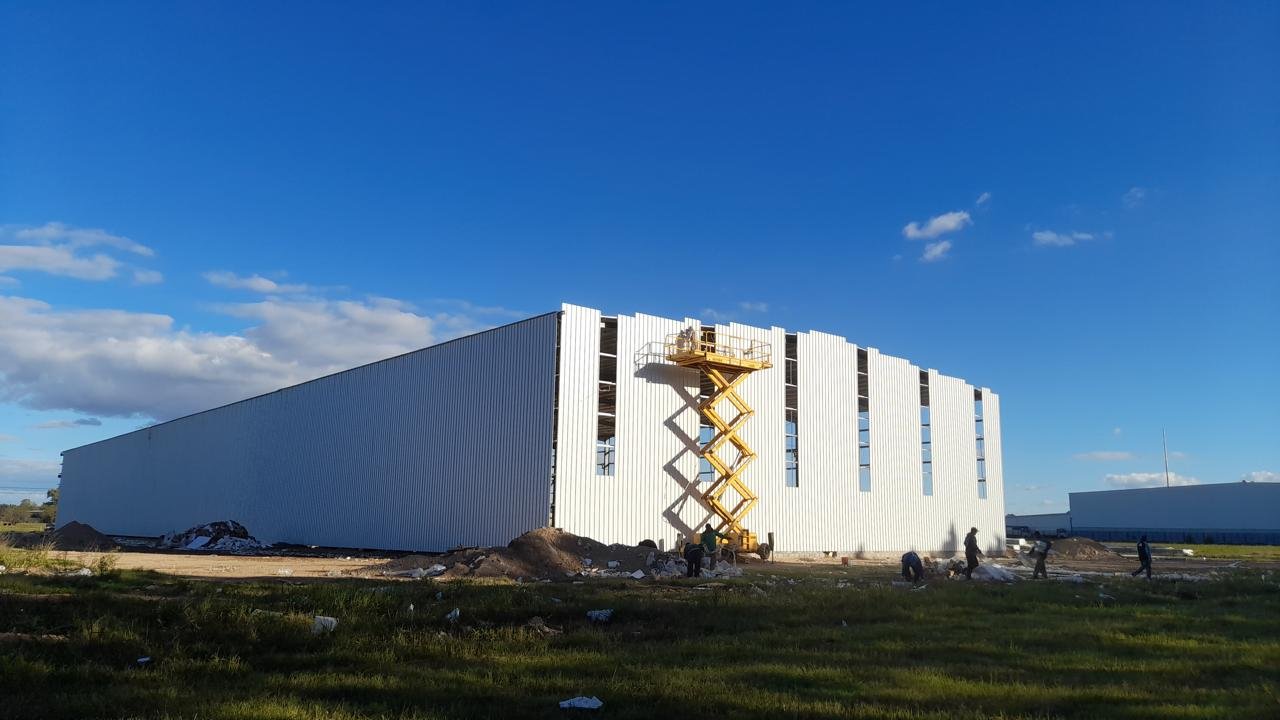 Nave industrial con estructura metálica completa - Vartech
