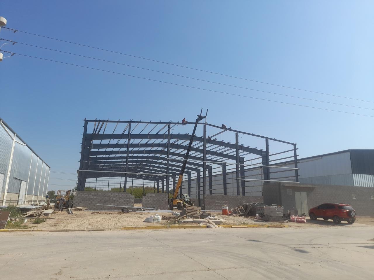 Obra de estructura metálica en progreso Almirante Brown