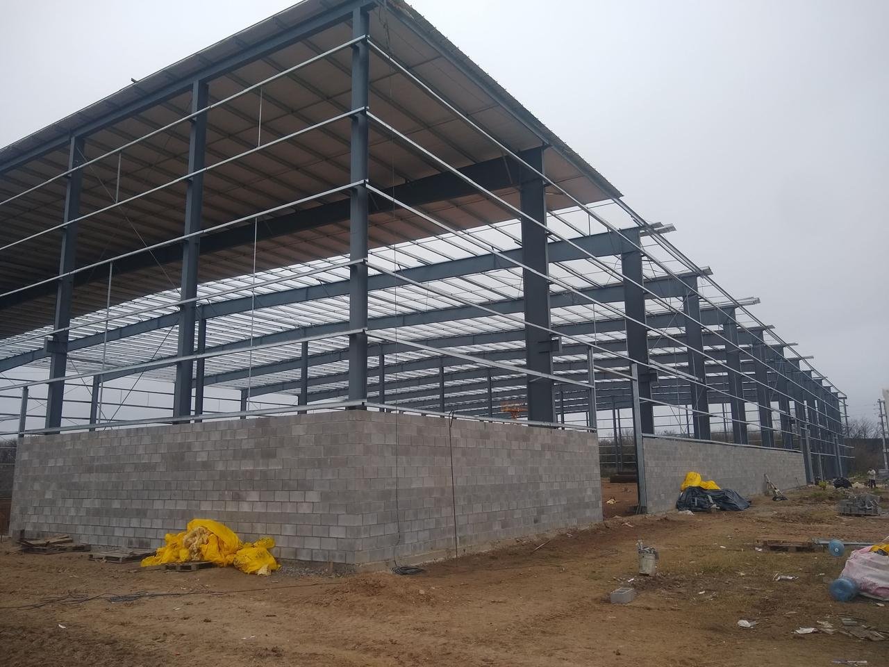 Equipo Vartech durante montaje de estructura