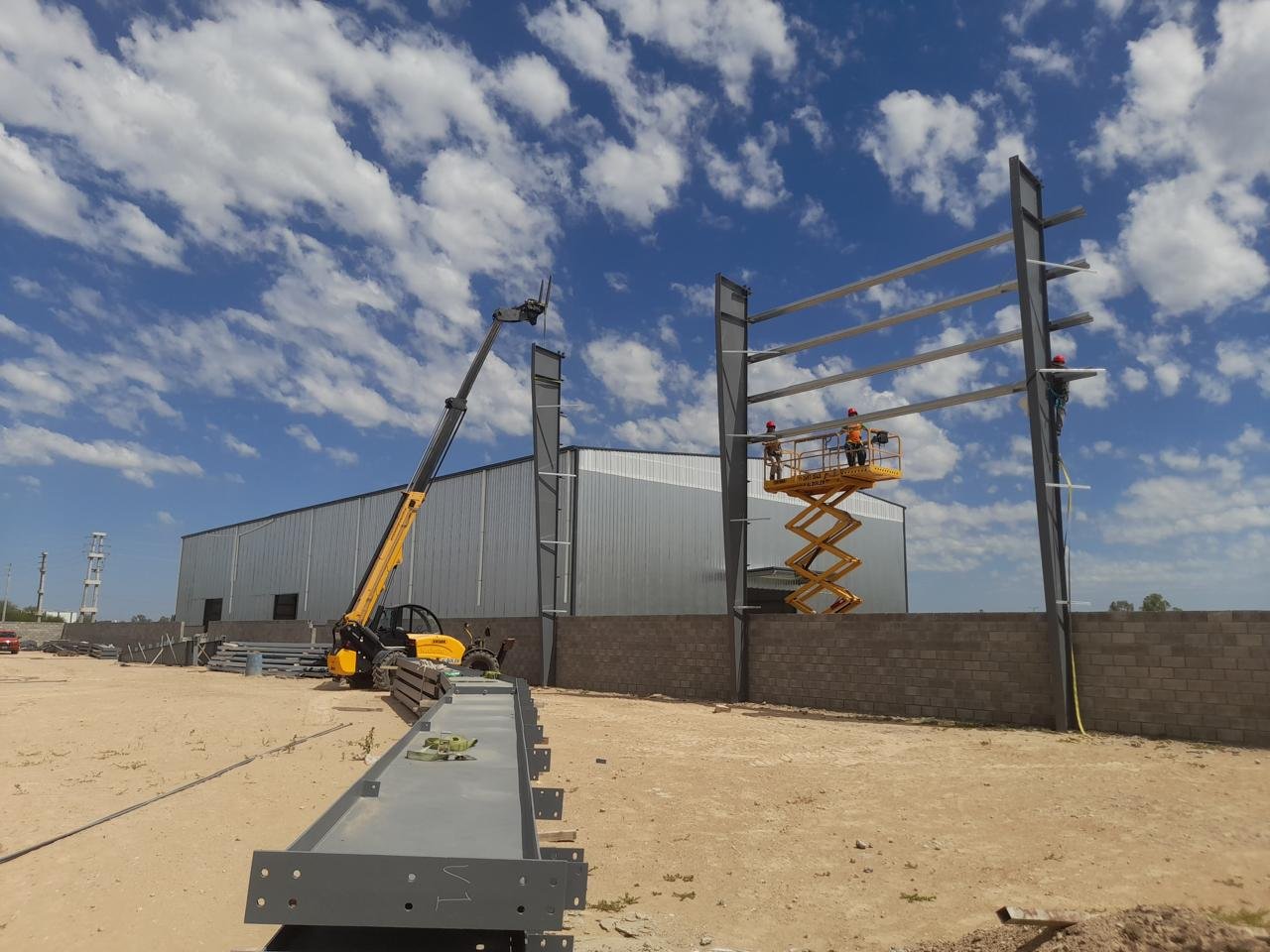 Proceso de fabricación de estructura metálica en taller Vartech